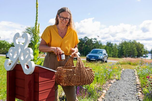  Under sommaren säljer Liselott nyslungad, flytande honung vid bipaviljongen. Hon slungar den separat så det är garanterat närproducerad Odensjöhonung i burkarna.