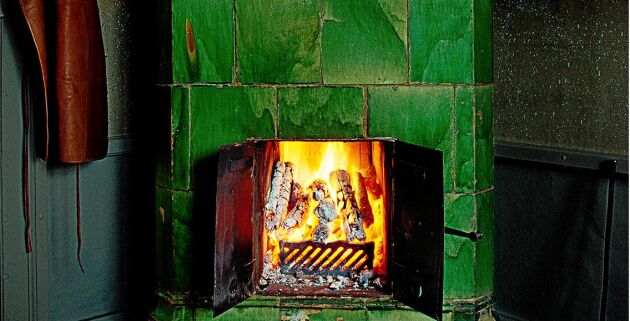  Kakelugnen är ett bra exempel på en eldstad som kräver rätt teknik. För hårt eldad kan den till och med skadas.