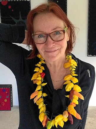  Kerstin Rosenberg, chilikännare och författare. Här med gul chili som halsband. Foto: Privat.