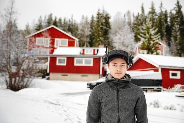 27-årige Erik framför sitt snart färdiga flerbostadshus i Djurmo, i Dalarna, som han nästan byggt själv.