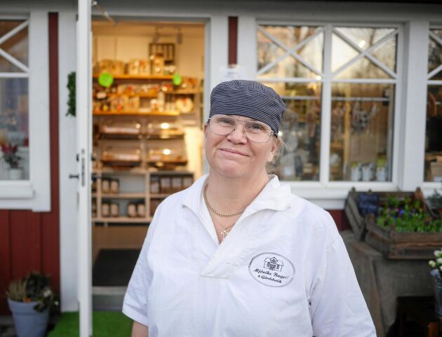  Mia Ljungholm älskar sitt liv med att driva bageri och kafé, särskilt kontakten med gästerna.