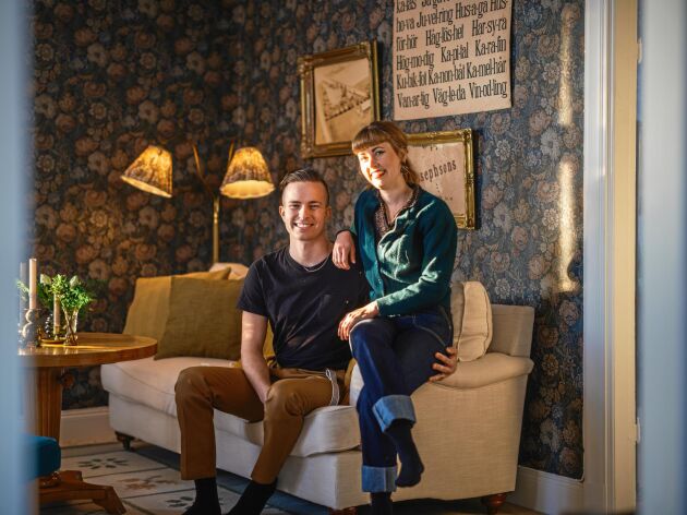 Hugo och Josefin gillar sitt färgstarka hem där soffan de sitter i är deras enda moderna möbel.