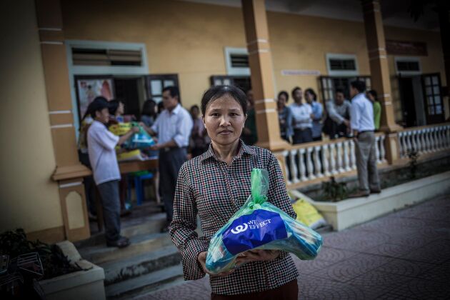  Dao Thi Phuong arbetar ensam på sin gård efter att hennes man fått en ryggskada. Hon har drabbats hårt av den senaste tidens stormar, men hon är en av lantbrukarna som tar del av utdelningen av krispaket med utsäde och gödsel – ett litet hopp i mörkret. 
