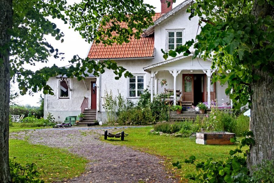 Det vackra gamla huset där Janne bor med sin familj ligger inbäddat i grönska.