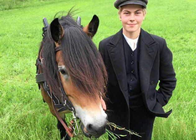 17-årige Emil med sin häst Ulan, här under inspelningen av filmen Unga Astrid, därav de tidstypiska kläderna.