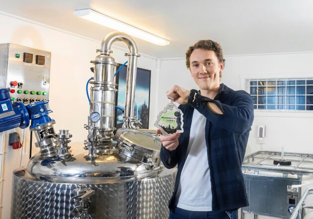  23-årige Viktor Björklund har startat egen vodkatillverkning i familjens garage på norrbottniska Brändön