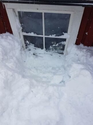  Vårt sovrumsfönster fick skottas fram, i Sänningstjärn som var en av de ställen som fick mest snö i landet, skriver Jenny Löfdahl. 
