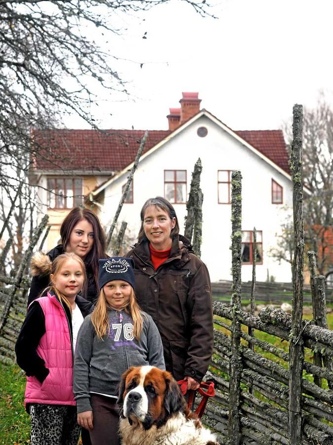 Kristina driver ekologiskt turistföretag på släktgården Ingebo. Här med döttrarna Maria, 16 år, Lovisa, 9 år, och Jenny, 11 år, och hunden Charlie.