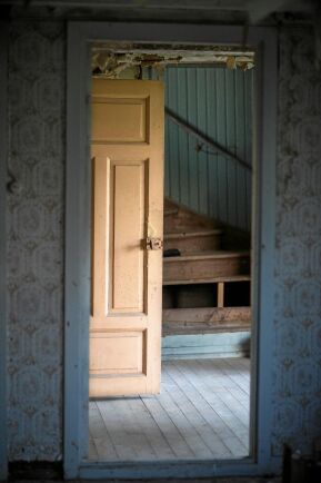  Trappsteg saknas och golvplankor behöver bytas, men mycket är fint bevarat i det gamla huset. 